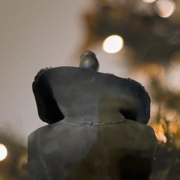 Elegant Black Fur-Trimmed Coat - Picture 9 of 12